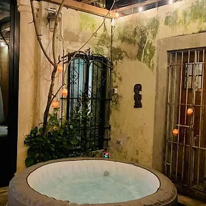 beautiful-house-with-hot-tub-in-historic-center.hotelsmerida.org/